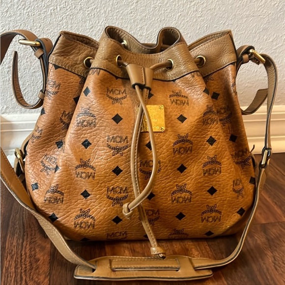 MCM: Bucket Bag Crossbody. - Picture 1 of 7